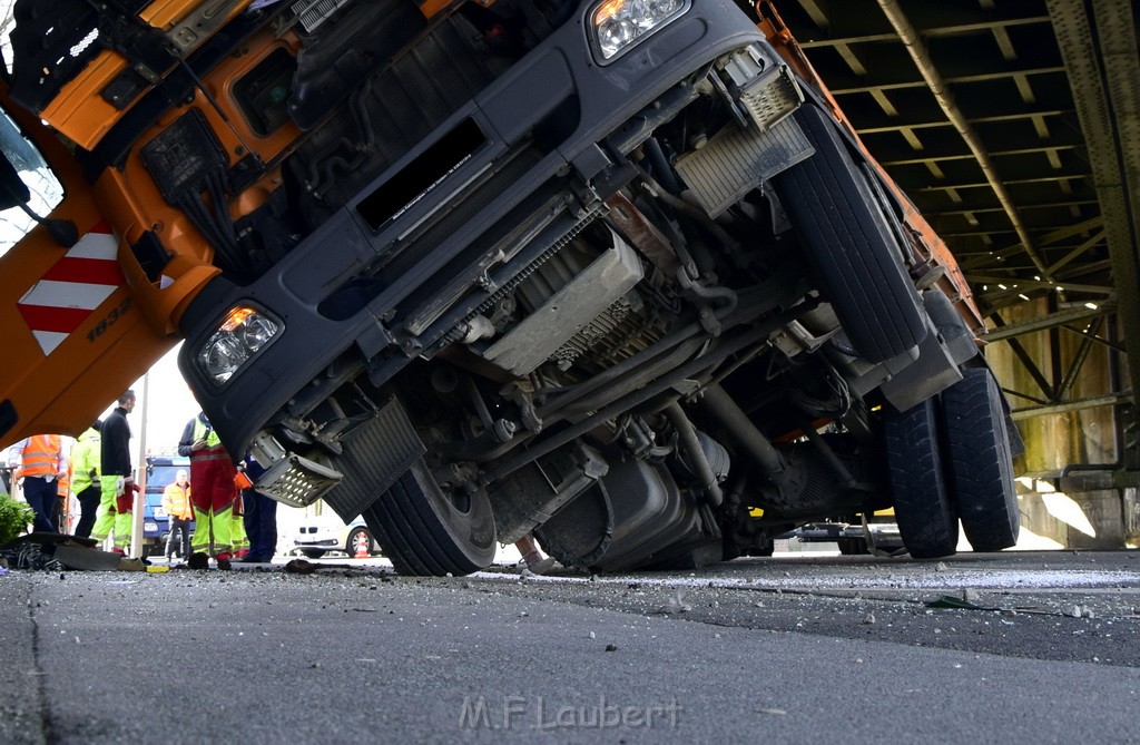 LKW blieb unter Bruecke haengen Koeln Deutz Deutz Muelheimerstr P056.JPG - Miklos Laubert